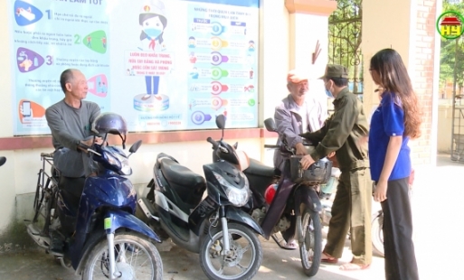 Xếp hàng đón con tại cổng trường Tiểu học An Vỹ
