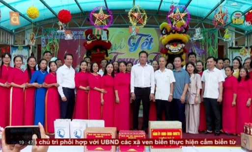 Tặng quà thiếu nhi nhân dịp Tết Trung thu