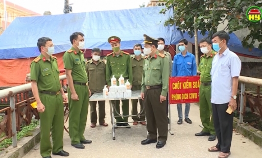 Công an tỉnh tặng quà các chốt kiểm dịch
