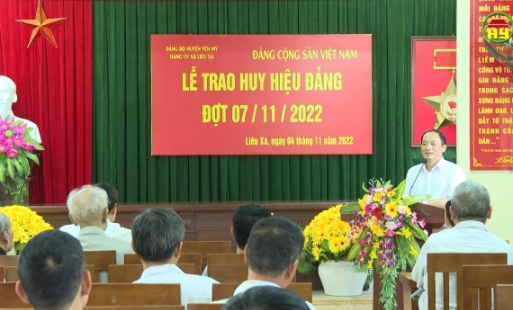 Đồng chí Trần Quốc Văn- Phó Bí thư Tỉnh uỷ, Chủ tịch UBND tỉnh trao huy hiệu 75 năm tuổi Đảng tại huyện Văn Giang, huyện Yên Mỹ