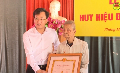 Bí thư Tỉnh ủy trao huy hiệu đảng đợt 7/11