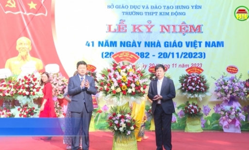 Đồng chí Phó Bí thư Thường trực Tỉnh uỷ chúc mừng Ngày Nhà giáo Việt Nam