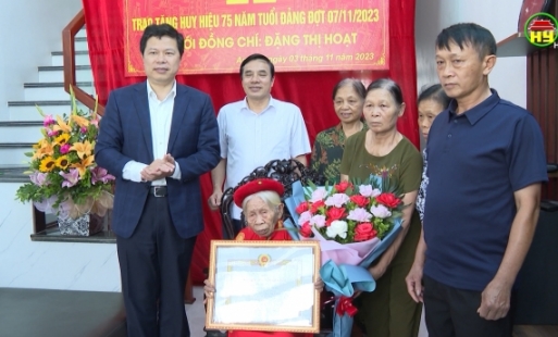 Phó Bí thư Thường trực Tỉnh ủy trao huy hiệu đảng đợt 7/11