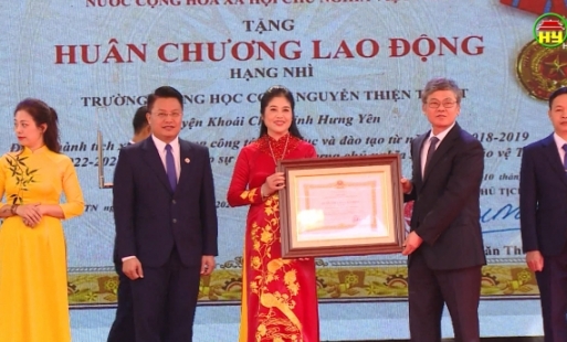 Trường THCS Nguyễn Thiện Thuật đón nhận Huân chương Lao động hạng Nhì.