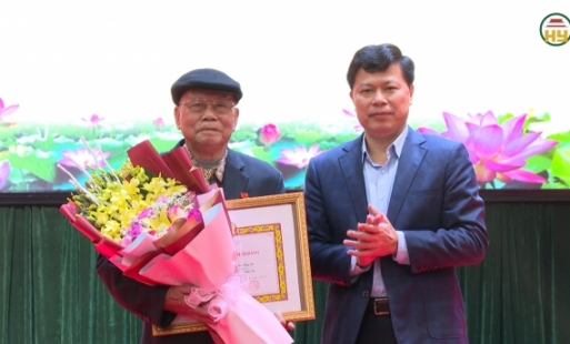 Phó Bí thư Thường trực Tỉnh ủy, Chủ tịch HĐND tỉnh Hưng Yên Trần Quốc Toản trao huy hiệu 75 năm, 80 năm tuổi Đảng
