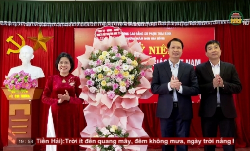 Các đồng chí lãnh đạo tỉnh chúc mừng các cán bộ, giáo viên tại các cơ sở giáo dục nhân ngày 20/11