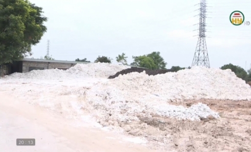 Tập kết bột đá trái phép trên đất nông nghiệp