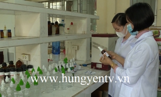 Trường Đại học SPKT Hưng Yên điều chế dung dịch rửa tay sát khuẩn cung cấp miễn phí