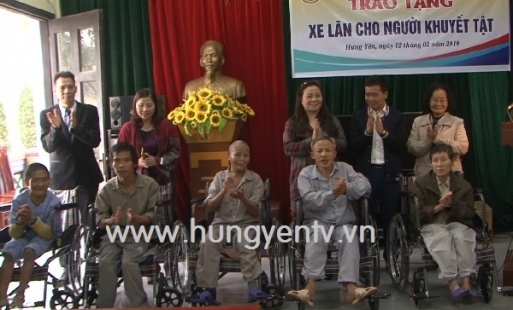 Hội từ thiện Sen Vàng tài trợ 10 xe lăn cho người khuyết tật Hưng Yên