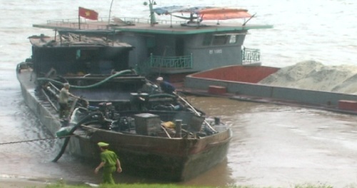 Bắt giữ 2 tàu khai thác cát trái phép trên sông Hồng ở Văn Giang