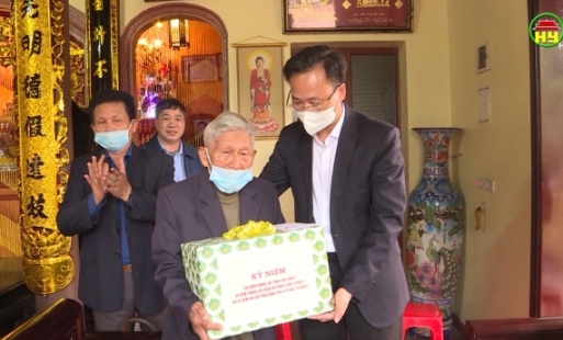 Lãnh đạo tỉnh tặng quà gia đình người có công