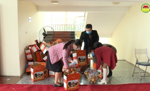 Nhiều gian hàng tham gia hội nghị kết nối cung cầu