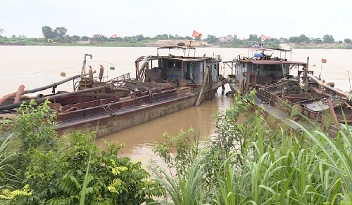 Cảnh sát môi trường Hưng Yên bắt quả tang 2 tàu hút trộm cát trên sông Hồng