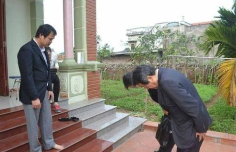 Đại sứ Nhật cúi đầu xin lỗi gia đình bé gái Việt