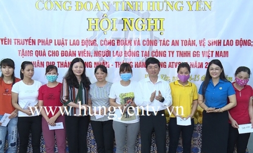 PBT Thường trực Tỉnh ủy Nguyễn Duy Hưng tặng quà cho công nhân lao động