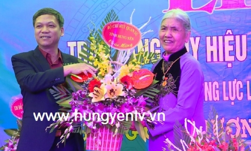 Trao huy hiệu 65 năm tuổi Đảng cho đảng viên Trương Thị Tám ở Khoái Châu