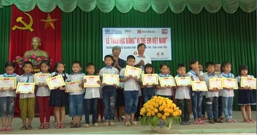 Trao 100 suất học bổng cho học sinh vượt khó học giỏi tại huyện Ân Thi