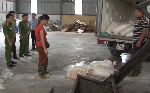 Bắt giữ xe ô tô chở 1,25 tấn lòng lợn bẩn ở Văn Lâm