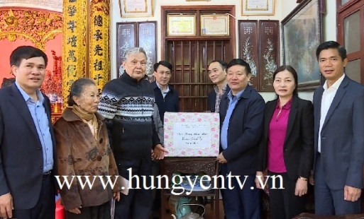 Chủ tịch UBND tỉnh tặng quà đối tượng chính sách và người cao tuổi huyện Khoái Châu