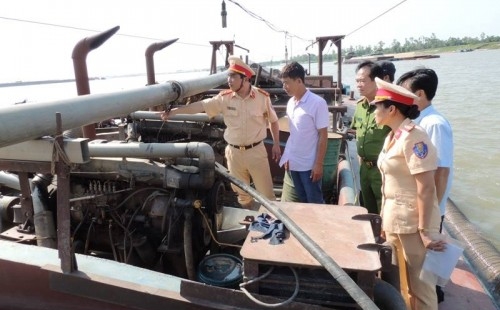 Bắt quả tang 2 tàu từ Hưng Yên sang Hà Nam hút trộm cát trên sông Hồng