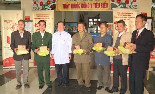 Hỗ trợ thuốc và tặng quà cho nạn nhân chất độc da cam ở Hưng Yên