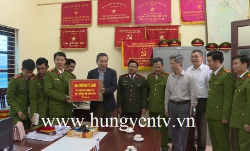 Bộ trưởng Bộ Công an Tô Lâm thăm và tặng quà Công an xã Nghĩa Trụ, huyện Văn Giang