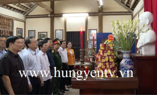 Lãnh đạo tỉnh Hưng Yên dâng hương nhân kỷ niệm 130 năm Ngày sinh Chủ tịch Hồ Chí Minh