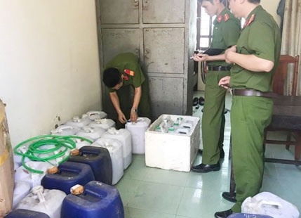 Mang 600 lít rượu từ Hưng Yên về Thanh Hóa để chế rượu giả