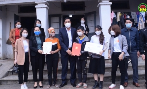 Quan tâm chăm lo cho các hộ khó khăn. 