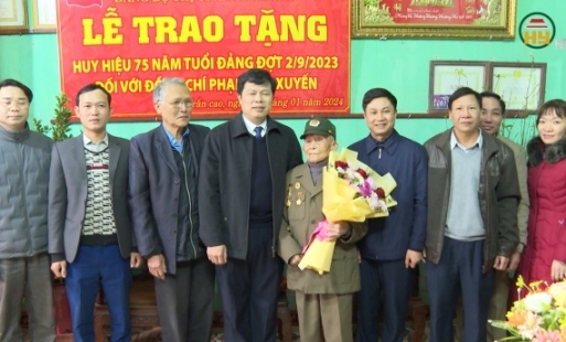 Phó Bí thư Thường trực Tỉnh ủy trao huy hiệu Đảng, tặng quà Tết các gia đình chính sách, người có công