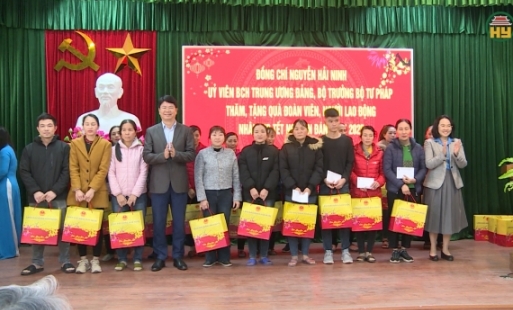 Bộ trưởng Bộ Tư pháp tặng quà Tết tại huyện Khoái Châu