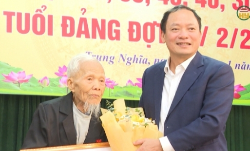 Đồng chí Chủ tịch UBND tỉnh Trần Quốc Văn trao huy hiệu 80 năm tuổi Đảng tại Thành phố Hưng Yên