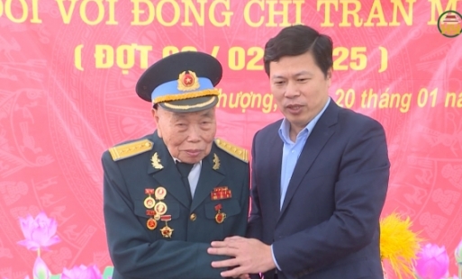 Đồng chí Phó Bí thư Thường trực Tỉnh uỷ trao Huy hiệu 80 năm tuổi Đảng đợt 3/2/2025