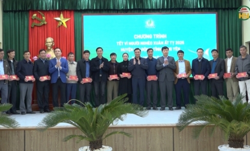 Tặng quà tết cho hộ nghèo, cận nghèo, gia đình người có công gặp khó khăn