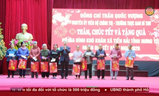 Tặng quà Tết gia đình chính sách