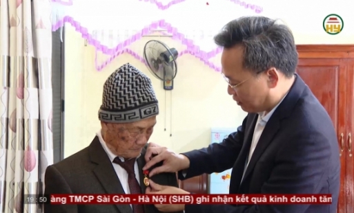 Trao Huy hiệu Đảng cho các đảng viên