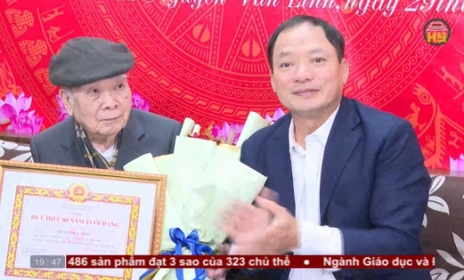 Trao tặng Huy hiệu Đảng đợt 3/2