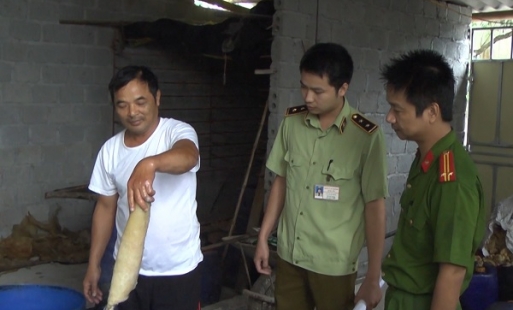 Phát hiện 1 cơ sở chế biến thực phẩm bẩn ở Tiên Lữ