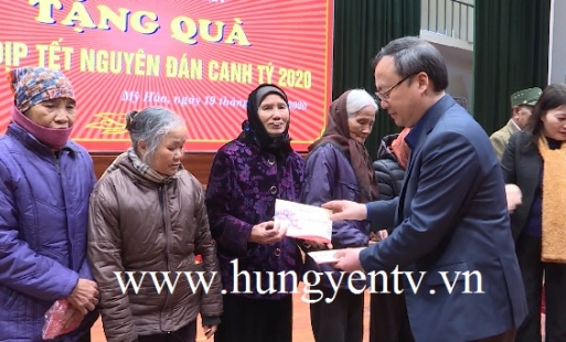 Bí thư Tỉnh ủy Đỗ Tiến Sỹ tặng quà tết tại Văn Lâm và Mỹ Hào