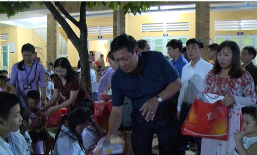 Lãnh đạo tỉnh Hưng Yên vui trung thu cùng trẻ em khuyết tật ở Khoái Châu