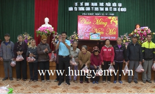Cơ sở kinh doanh thực phẩm Hiền Hậu ở Văn Giang tặng thịt lợn cho người nghèo