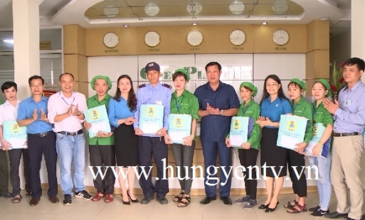 Tặng quà cho 40 lao động tiêu biểu ở Hưng Yên nhân dịp Tháng Công nhân