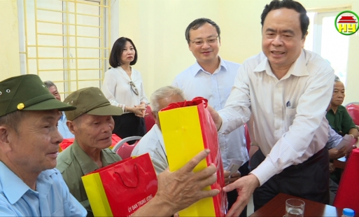 Chủ tịch Ủy ban Trung ương MTTQ Việt Nam thăm, tặng quà gia đình chính sách Hưng Yên