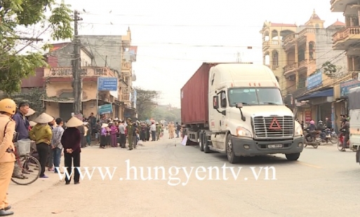 Tiên Lữ: Xe mô tô va chạm với container khiến 1 người tử vong