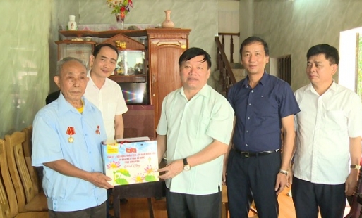 Chủ tịch UBND tỉnh Nguyễn Văn Phóng thăm, tặng quà người có công ở huyện Kim Động 
