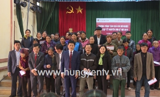 Tặng 600 suất quà cho các hộ nghèo tại 4 huyện nhân dịp Tết Nguyên đán Kỷ Hợi 2019