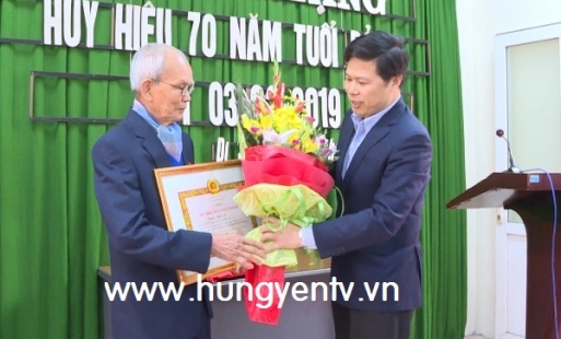Trao tặng huy hiệu 70 năm tuổi Đảng cho đảng viên Mỹ Hào