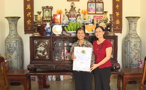 Liên đoàn Lao động tỉnh tặng quà mẹ Việt Nam anh hùng và bàn giao nhà “Mái ấm công đoàn”