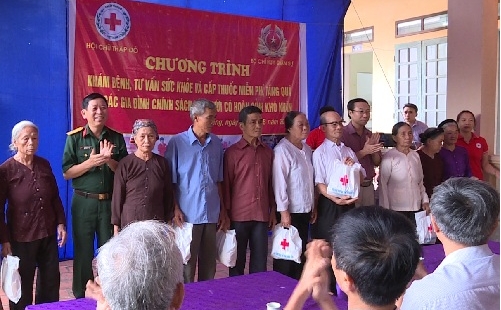 Khám chữa bệnh và cấp thuốc nhân đạo cho 200 người tại Kim Động