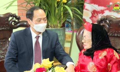 Chủ tịch UBND tỉnh trao huy hiệu Đảng tại Kim Động